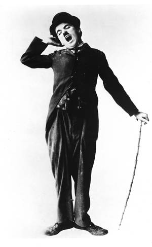 Fondo de pantalla de Charlie Chaplin mostrando una expresión muy somnolienta mientras sostiene su bastón — Galaxy Tab S9 Ultra Fondos de pantalla