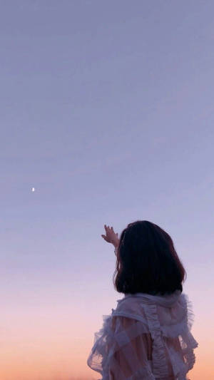 Chica estética con cielo despejado — Luna estética Fondos de pantalla