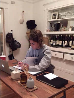 Imágenes de chica estudiando — MacBook Fondos de pantalla