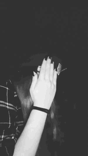 Fondo de pantalla de Chica Tímida con Estética Emo