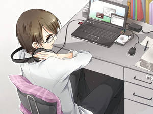 Chico anime sostiene sus audífonos mientras trabaja en la laptop — Anime laptop Fondos de pantalla