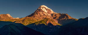 Fondo de pantalla de cielo despejado de Kazbek