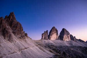 Fondo de pantalla de cielo despejado en los Dolomitas