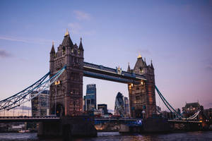 Fondo de pantalla de cielo despejado sobre el Puente de Londres