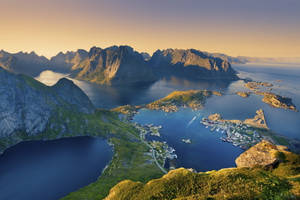Fondo de pantalla de cielo despejado en los fiordos de Noruega