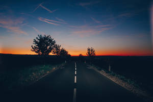 Cielo estético sobre carretera vacía con árboles — Cielo estético Fondos de pantalla