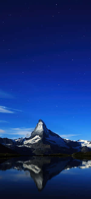 Cielo estrellado azul oscuro sobre el Matterhorn — Vivo V70 Lite Fondos de pantalla
