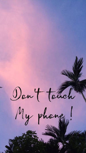 Fondo de pantalla de palmeras bajo cielo rosa con texto "¡No toques mi teléfono!".