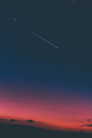 Cielo nocturno rosa oscuro con estrellas fugaces y cielos estéticos. Un cielo dramático y mágico con estrellas y cielo rosa y azul.