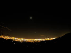 Fondo de pantalla de ciudad nocturna radiante y cielo despejado