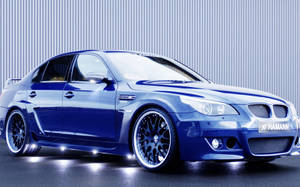 Coche BMW Hamann azul puro sobre fondo azul