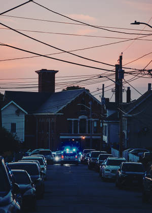Fondo de pantalla de coche de policía con luces intermitentes al atardecer — OnePlus Pad 3 Pro Fondos de pantalla