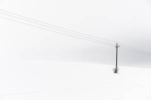 Descarga Colina Cubierta de Nieve y una Antigua Línea Eléctrica Minimalista Foto de Stock GRATIS — Estético minimalista GIF Fondos de pantalla