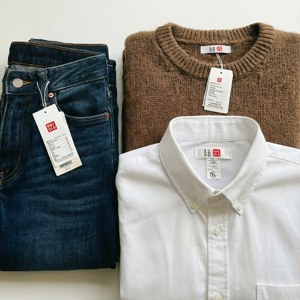Composición plana de ropa Uniqlo con etiquetas. — Galaxy Watch Fondos de pantalla