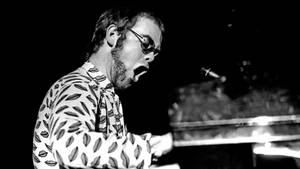 Fondo de pantalla de concierto clásico en monocromo de Elton John — Studio Display Fondos de pantalla