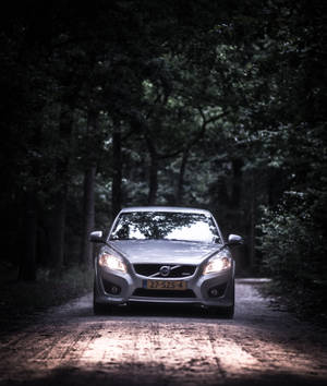 Fondo de pantalla de conduciendo sedán Volvo gris — Galaxy Z Fold Fondos de pantalla