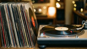 Discos de vinilo y tocadiscos con iluminación cálida. — Estética indie GIF Fondos de pantalla