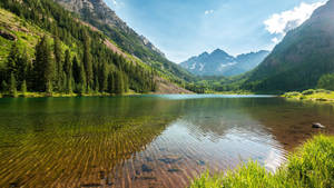 Aguas cristalinas del lago Maroon Bells en las Montañas Elk fondo de pantalla.