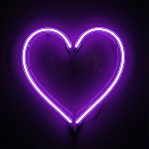 Un símbolo de corazón neón morado brillante. — Galaxy Watch Fondos de pantalla