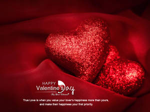 Dos corazones brillantes uno al lado del otro sobre tela roja suave con texto que dice "Feliz Día de San Valentín" debajo de ellos. — 4:3 Fondos de pantalla