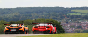 Fondo de pantalla de autos de carreras Ferrari y McLaren en la carretera. — 3440x1440 Fondos de pantalla