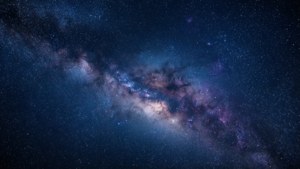 Una impresionante galaxia azul oscuro con estrellas y nebulosa en el espacio profundo. — Azul oscuro aesthetic Fondos de pantalla
