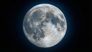 Una vista ultra detallada de la superficie de la luna llena con cráteres y un sutil halo azul. — Luna Fondos de pantalla