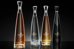 Cuatro botellas de Cincoro Tequila sobre fondo degradado negro — Degradado Fondos de pantalla