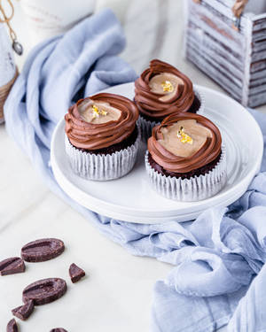 Fondo de cupcake de chocolate dorado — 4:5 Fondos de pantalla