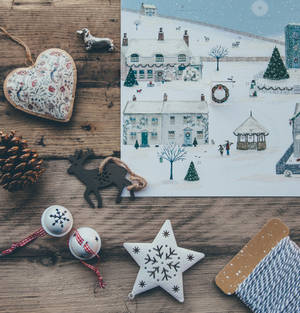 Vista cenital de corazones, campanas, piñas y estrellas, adornos navideños para fondo de pantalla.