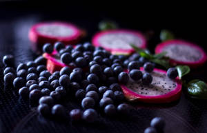 Delicioso Arándano Azul con Rebanadas de Pitahaya — Púrpura oscuro aesthetic Fondos de pantalla