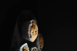 Fondo de pantalla de muffins sobre fondo negro. — Desaturado Fondos de pantalla