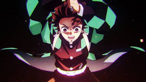Fondo de pantalla de Demon Slayer de Kamado Tanjiro atacando con su espada.