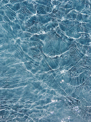 Un fondo de pantalla sereno de agua con ondas