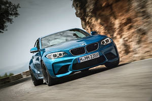Fondo de pantalla del BMW M2 F87 azul en la carretera junto a la montaña