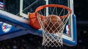 Un primer plano hiperrealista de una pelota de baloncesto atravesando la red