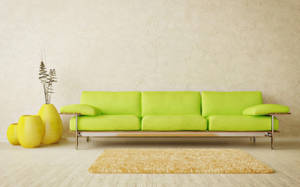 Fondo de pantalla minimalista de diseño de interiores con sofá verde claro y jarrón amarillo dentro de una habitación.