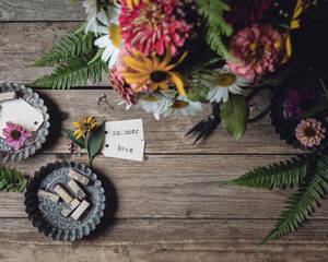 Etiqueta de amor veraniego sobre una mesa con diversas flores coloridas.