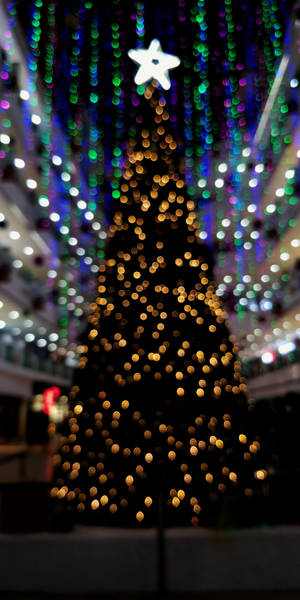 Fondo de pantalla borroso de luces navideñas en atrio de centro comercial — 18:9 Fondos de pantalla