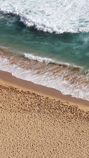 Olas del océano rompiendo en la playa fondo de pantalla iPhone