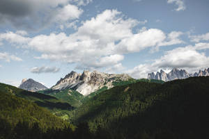 Fondo de pantalla de montañas escénicas en verano.