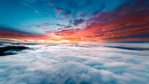 Fondo de pantalla de nubes coloridas en el horizonte. — Pro Display XDR Fondos de pantalla