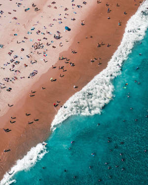 Toma con dron sobre la playa fondo de pantalla iPhone