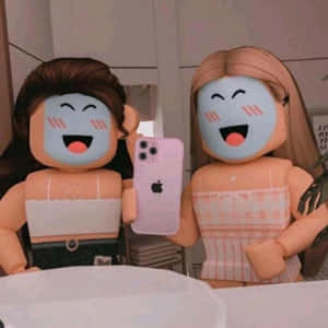 dos muñecas tomándose una selfie en un espejo