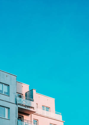 Estructura de edificio blanco bajo cielo azul claro — OnePlus Pad 2 Pro Fondos de pantalla