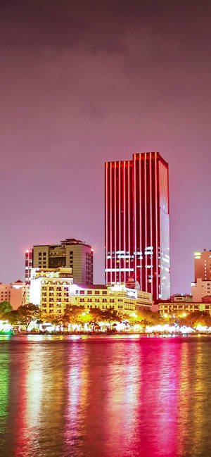 Fondo de pantalla del edificio rosa de Ciudad Ho Chi Minh — iPhone 15 Fondos de pantalla