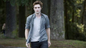 Fondo de pantalla de Edward en el bosque de la saga Crepúsculo