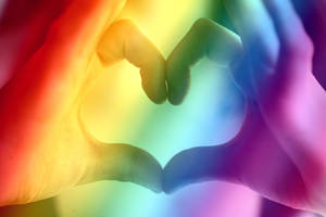 Fondo de pantalla El amor es amor, señal de corazón con la mano