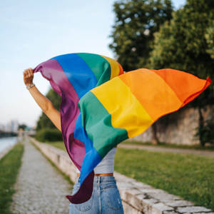 Fondo de pantalla El amor es amor: Chica con bandera del orgullo — Corazón de amor Fondos de pantalla