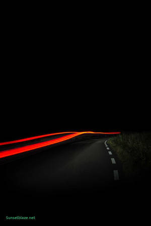 Fondo de pantalla AMOLED de una luz naranja que recorre la carretera. — AMOLED Fondos de pantalla